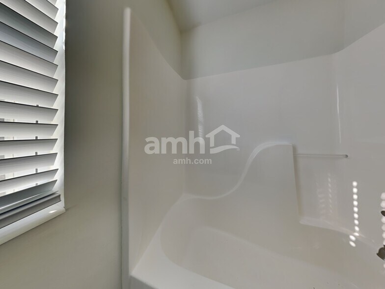 Building Photo - 2133 Antoinette Way