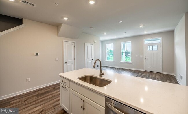 Building Photo - 713 Platinum Dr