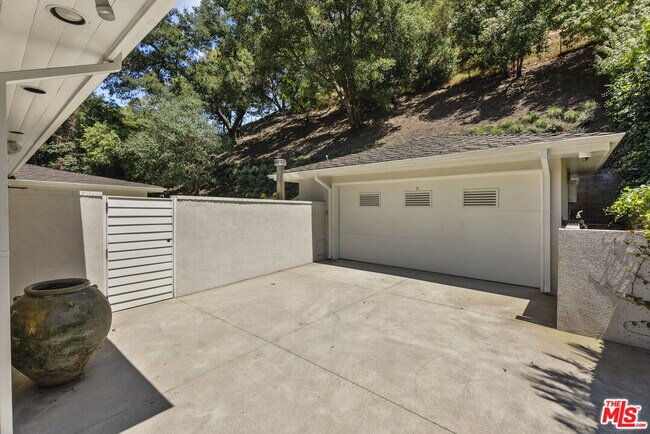 Building Photo - 10630 Somma Way