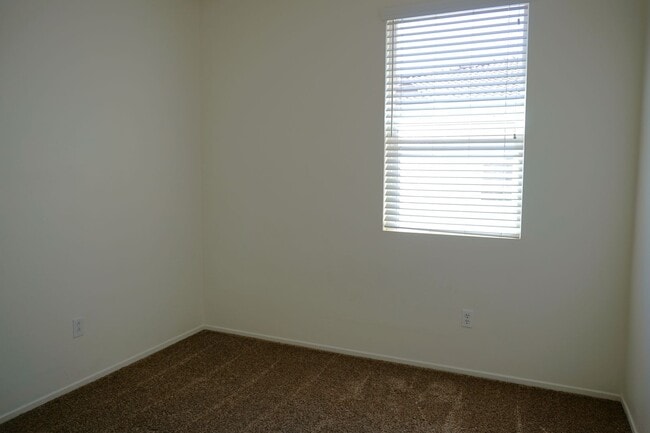 Building Photo - Spacious 3-Bedroom Townhome in the North Oaks Community