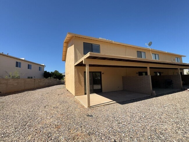 Building Photo - Large townhouse-end unit