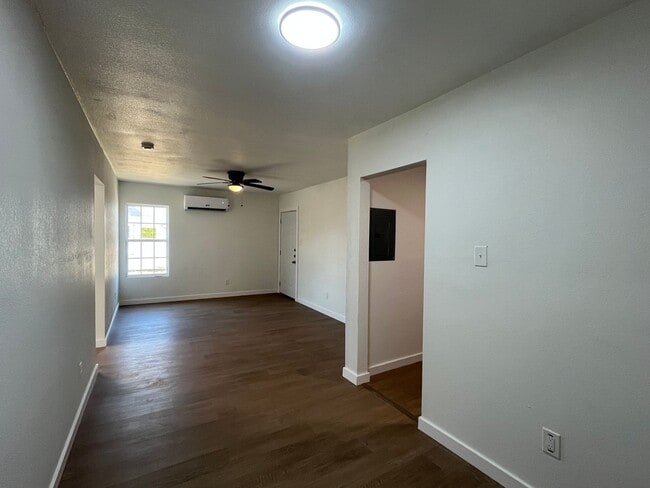 Building Photo - One Bedroom One Bath with Washer and Dryer Included