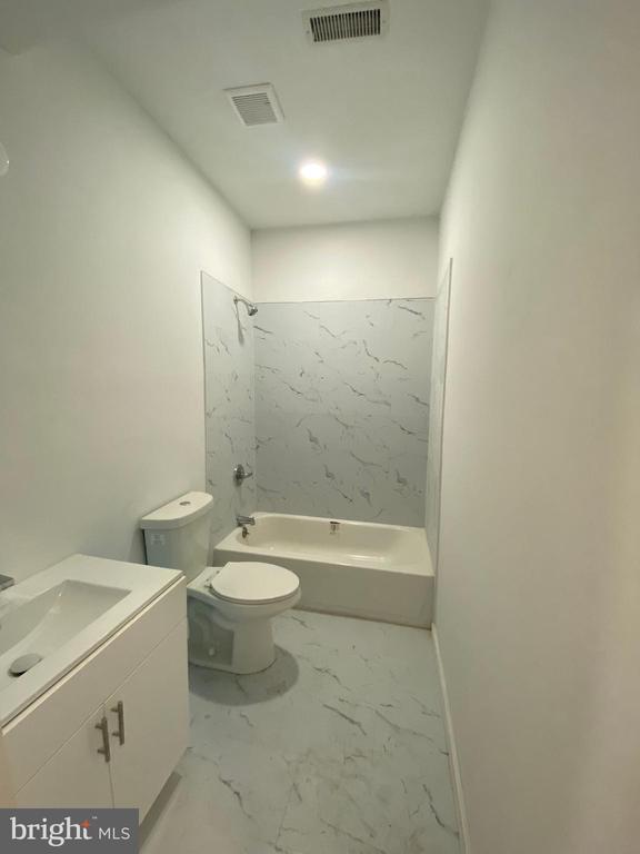 Building Photo - 260 W Johnson St