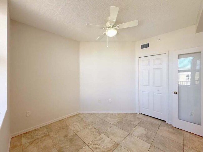 Building Photo - 1200 Country Club Dr