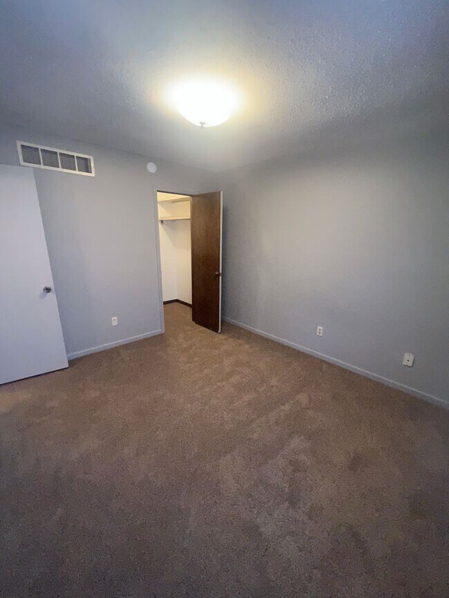 Building Photo - 429-431 Maple Grove Way