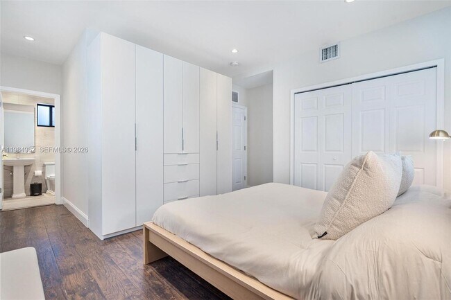 Building Photo - 920 SW 9th St