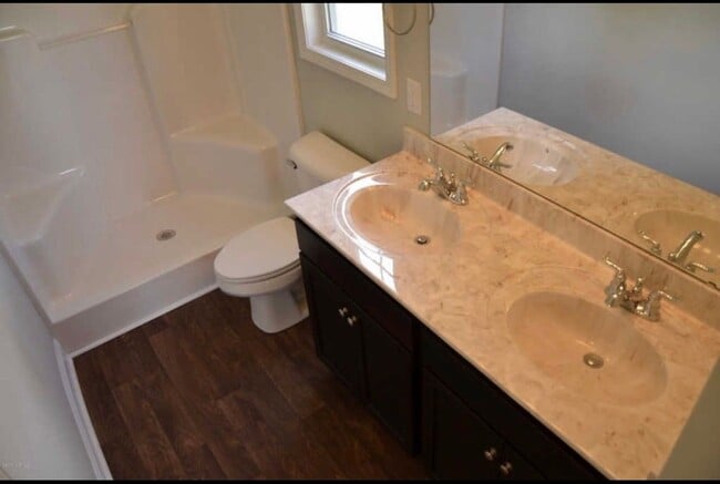 Building Photo - Townhome in Desirable Croatan Crossing Sub...