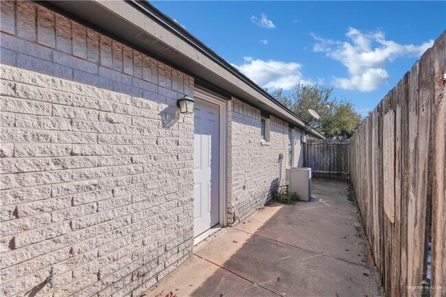 Building Photo - 18 S Dahlia St