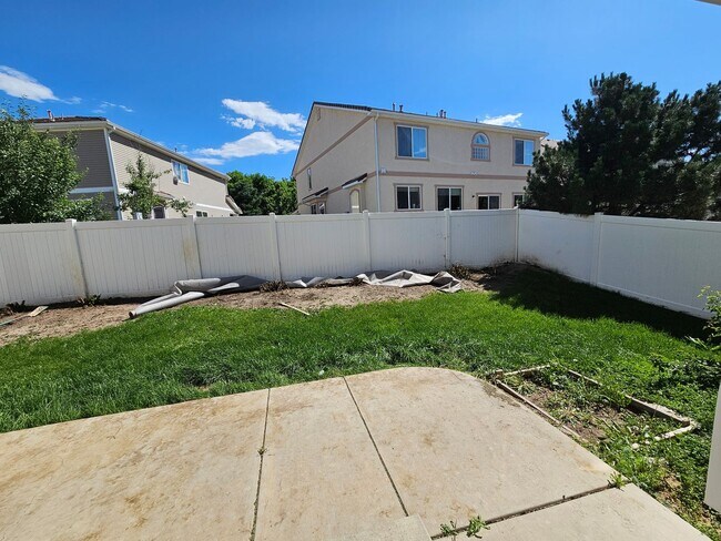 Building Photo - Massive and Expansive 5 Bedroom Green Vall...