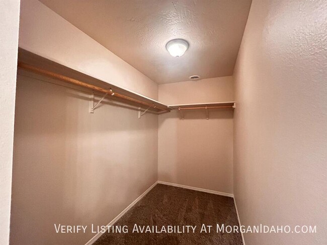 Building Photo - Spacious rooms, alley access garage, priva...