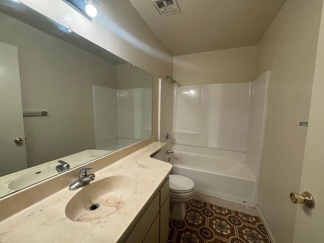 Building Photo - 533 Montecito Ave