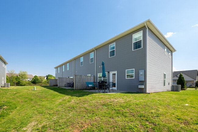 Building Photo - 631 NE Bellingham Dr