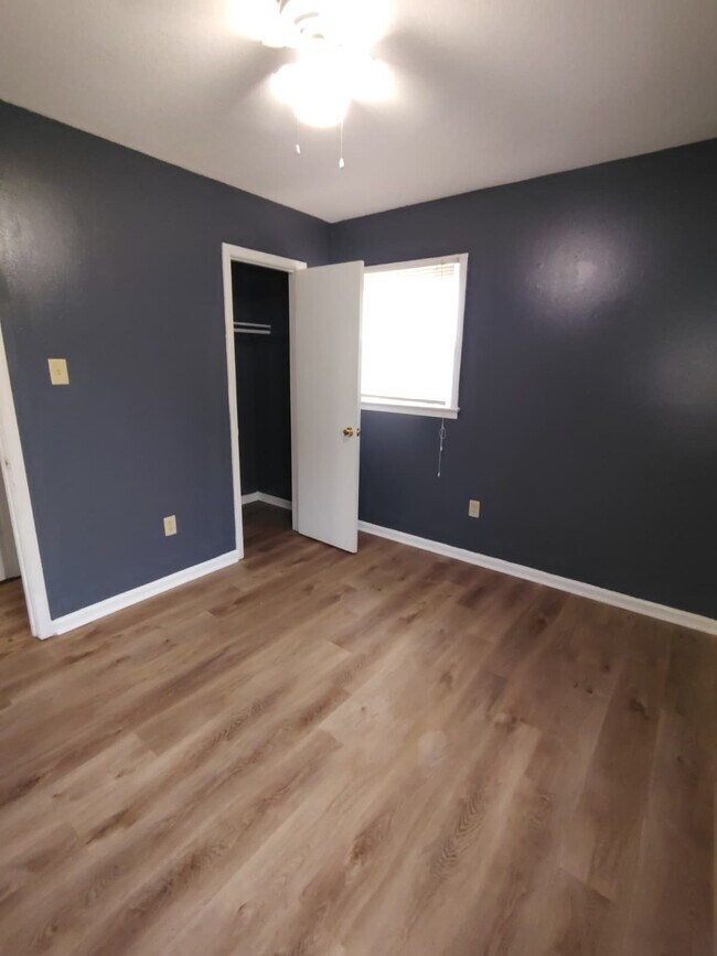 Building Photo - 587 Hillbrook Dr