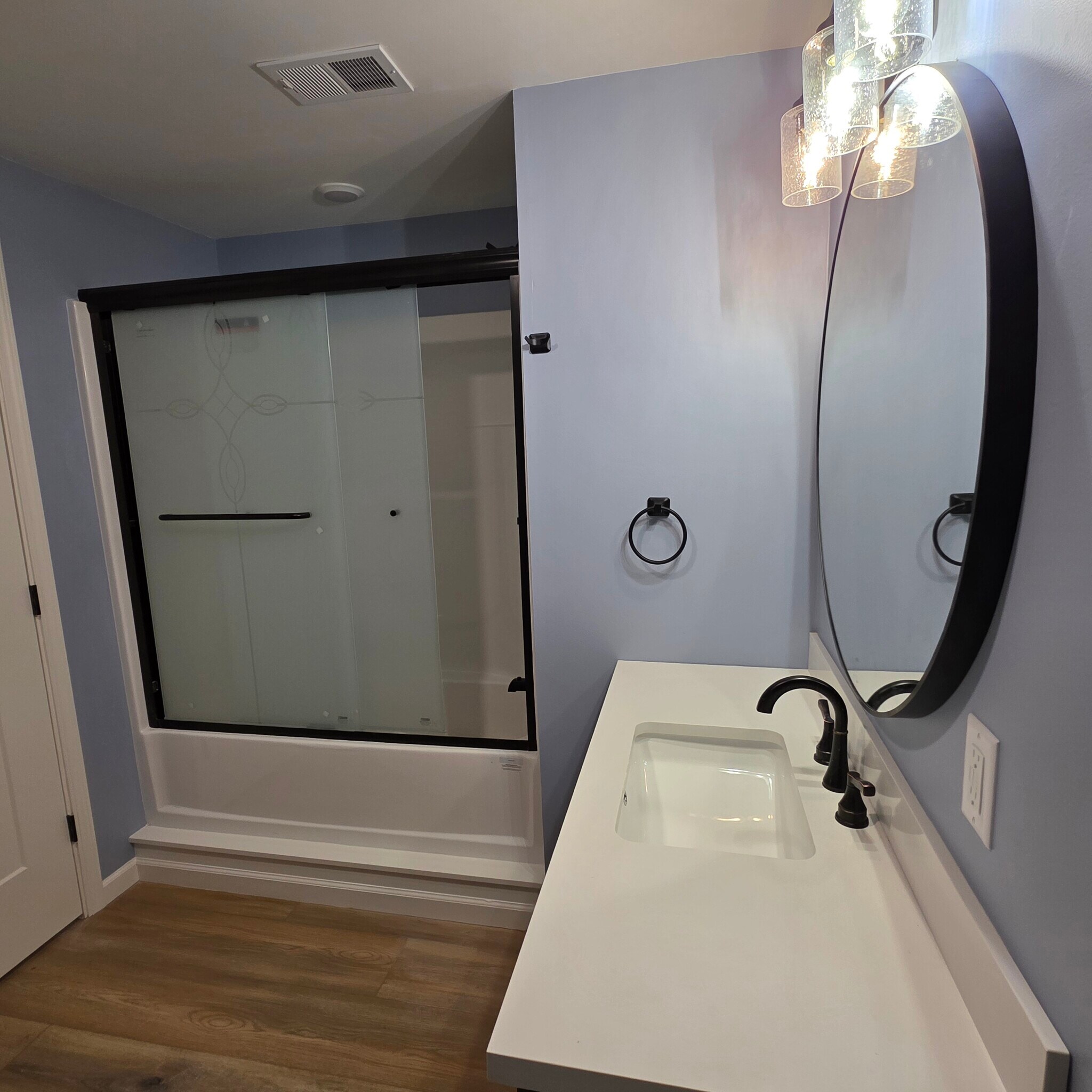 bathroom tub/shower - 3823 Leeside Ln