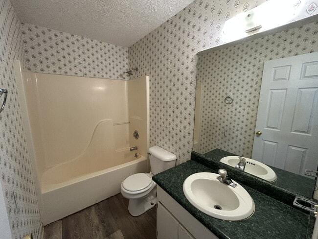 Building Photo - Apartment For Rent