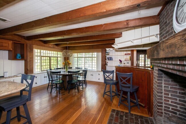 Building Photo - 19 Hobart Ln