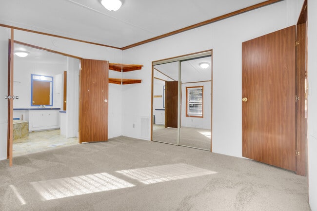 Building Photo - 220 Tree Ln