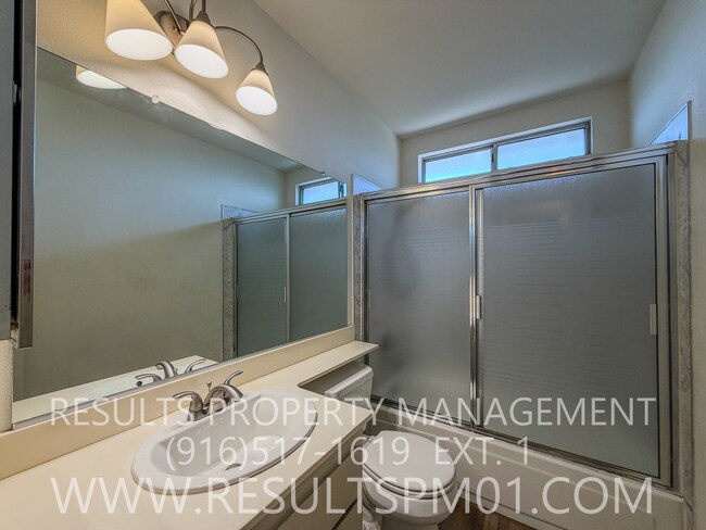 Building Photo - Cozy Roseville 3 Bed 2.5 Bath