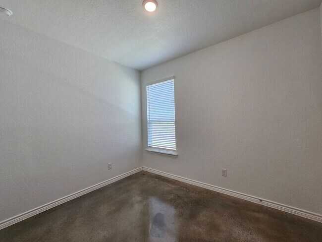 Building Photo - 604 Pacific Crest Trl
