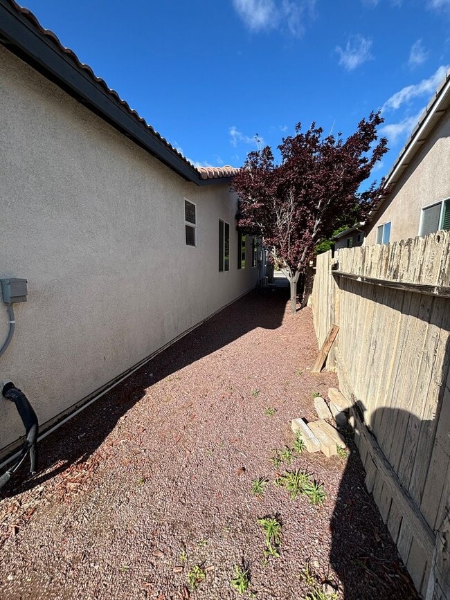 Building Photo - 13141 High Crest Rd