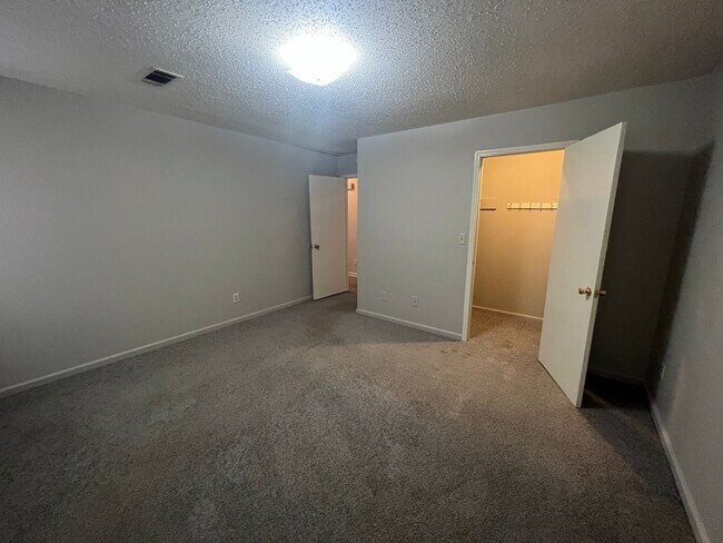 Building Photo - 3 bedroom 1 bathroom home in Colonial Hills