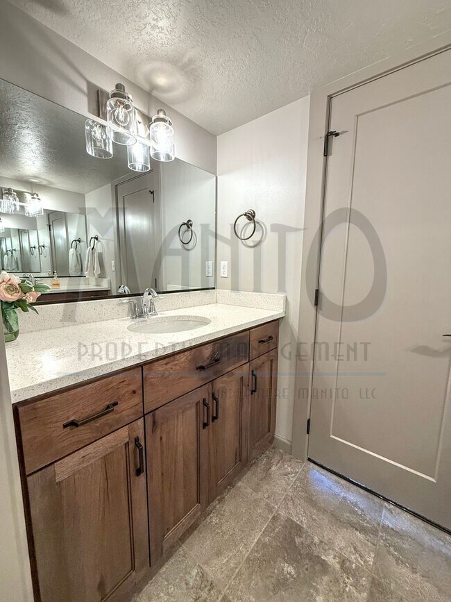 Building Photo - Spacious Eagle Ridge Home