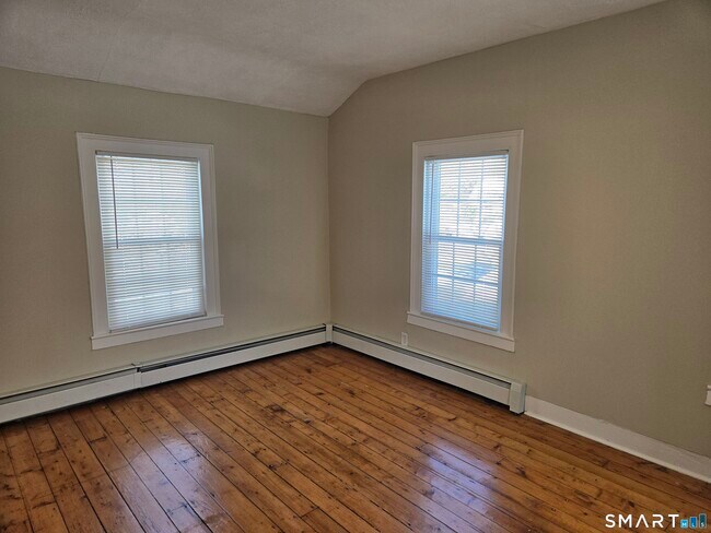 Building Photo - 623 Elm St