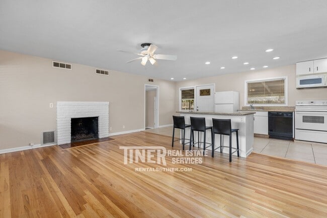 Building Photo - 2501 Laurence Ave