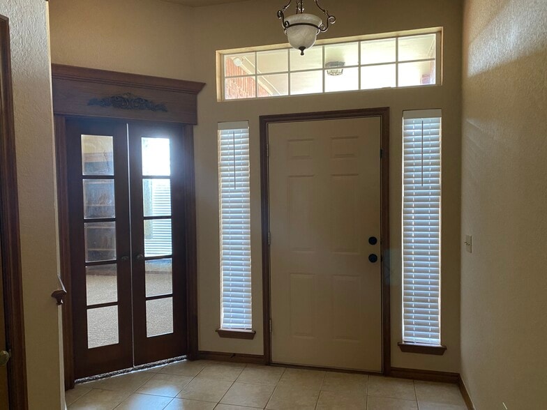 Entry - 8420 NW 106th St