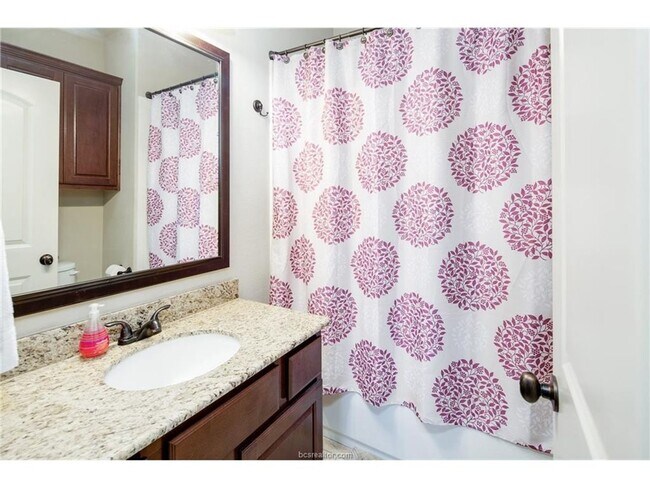 Building Photo - August 2025 Move In! Beautiful 3 Bed, 3.5 ...