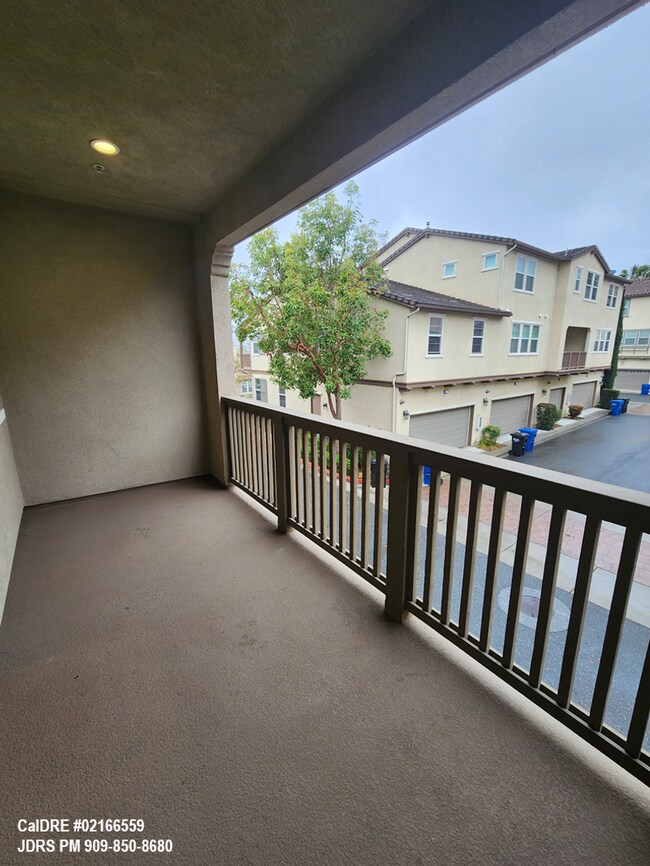 Building Photo - Azusa 2 bedroom Townhome
