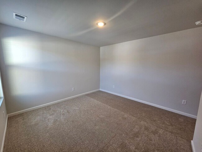 Building Photo - Waterfall Villages - 5 Bedroom- 2.5 Bath