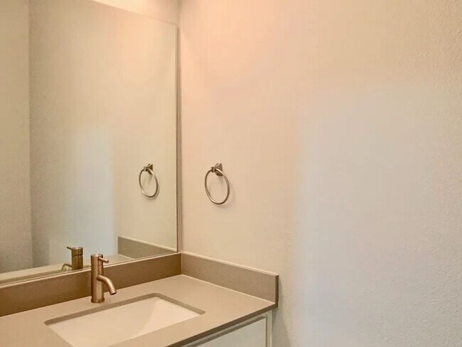 Building Photo - East Riverside near parks