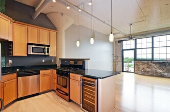 Building Photo - Amazing 2-Bedroom 2-Bathroom Condo with vi...