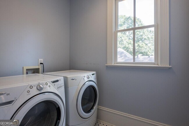 Building Photo - 765 Woodland Ave SE