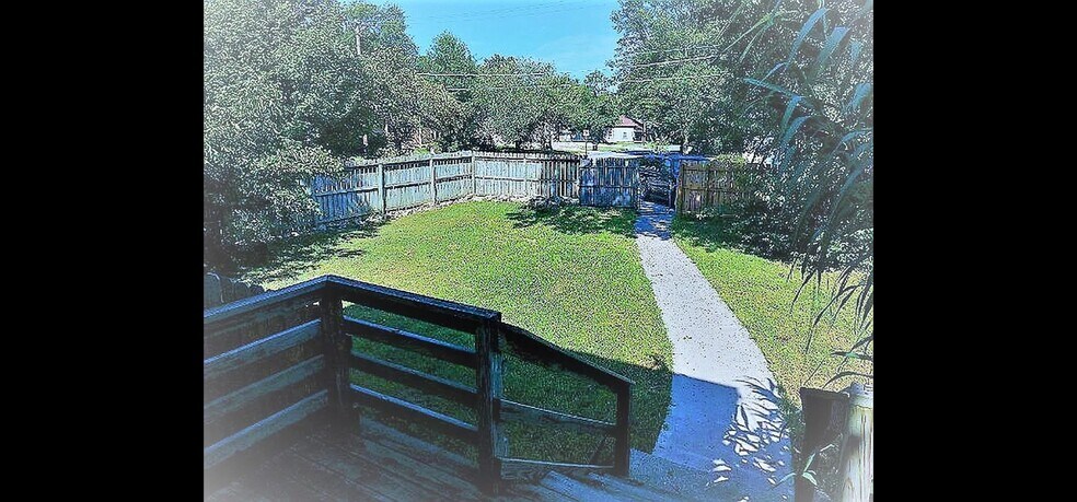 Building Photo - 901 S Broadway St