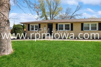 Building Photo - 215 NW Arlan Dr