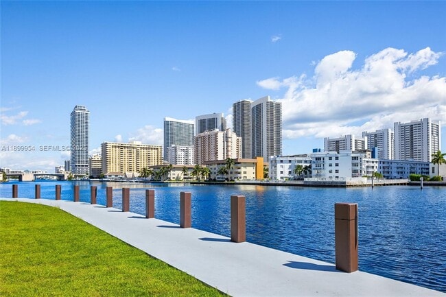 Building Photo - 503 Palm Dr