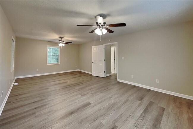 Building Photo - 6161 Longwood Chase
