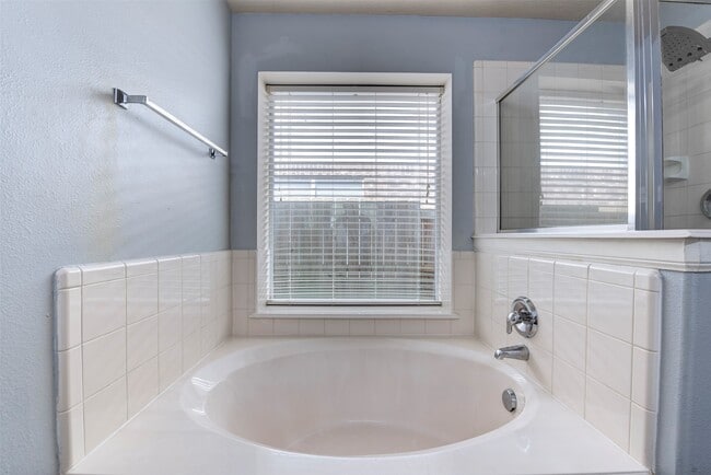 Building Photo - 6411 Silver Shade Dr