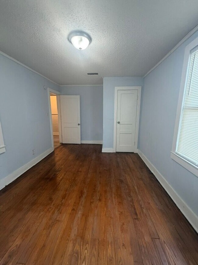 Building Photo - Mallory Duplex