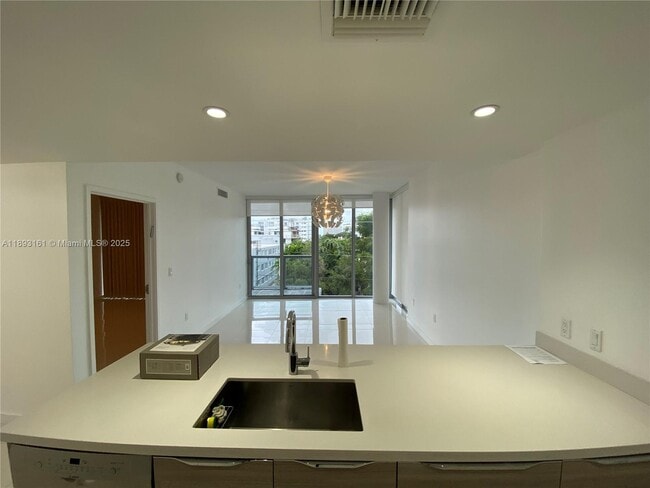 Building Photo - 9940 W Bay Harbor Dr