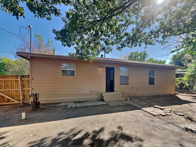 Building Photo - Updated 4-Bedroom Corner Lot Home with Granite Kitchen in Irving, TX