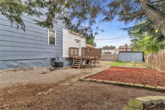 Building Photo - 305 1/2 E Lutton St