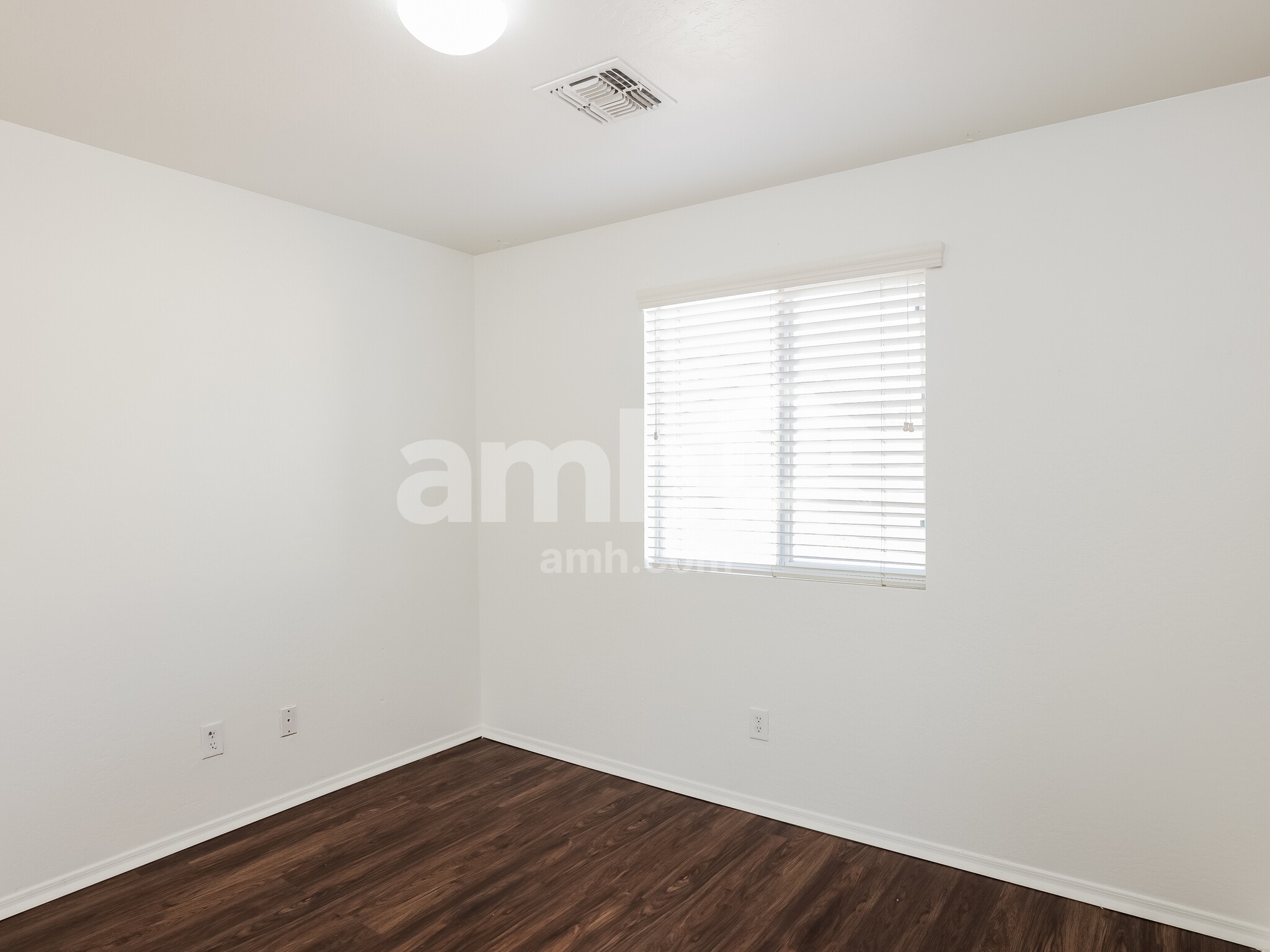 Building Photo - 10010 W Winslow Ave