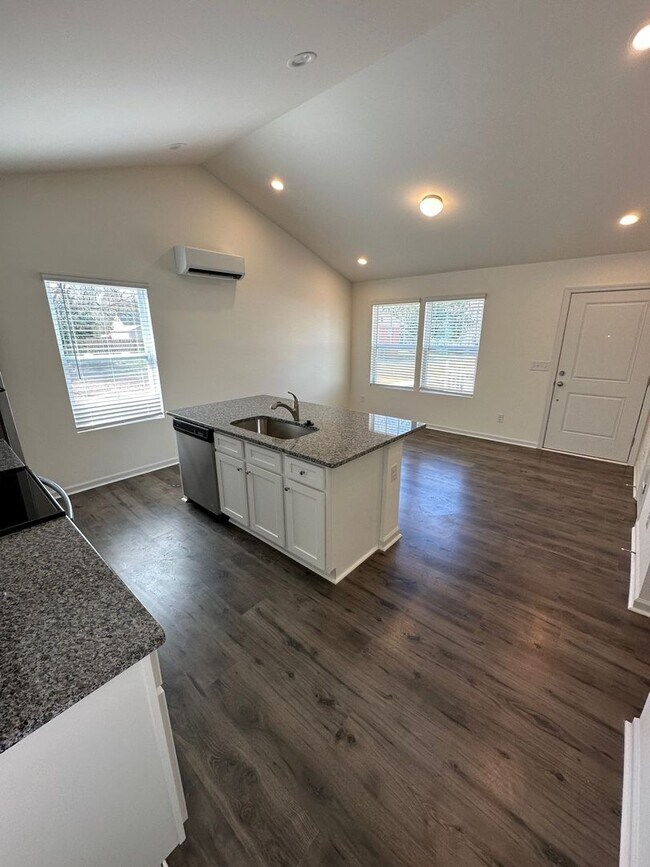 Building Photo - Rare Opportunity – Charming 1 Bedroom ADU Near Uptown! AUGUST MOVE IN