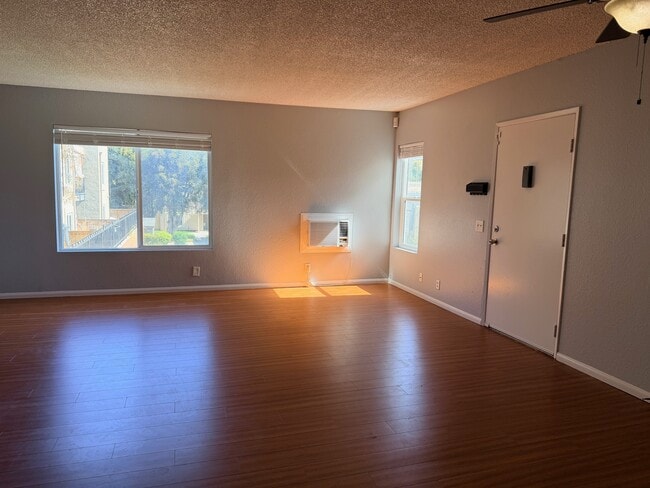 Building Photo - 433 Autumn Dr