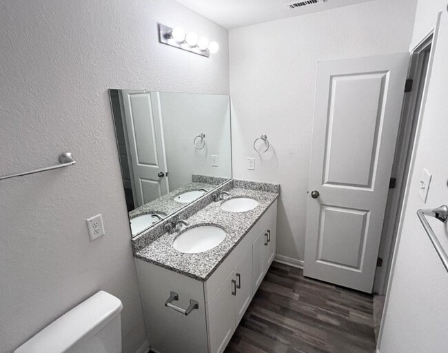 Building Photo - 15717 Del Norte Dr