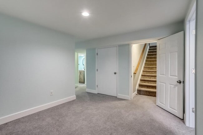 Building Photo - 3149 Oak Cir N