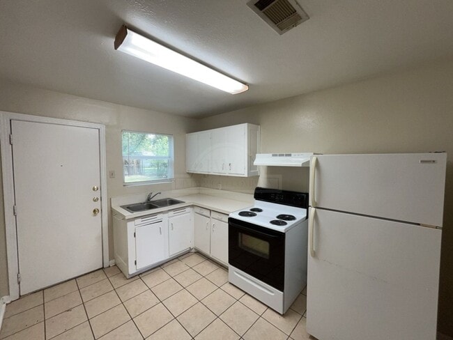 Building Photo - 2-Bedroom Duplex-1606 Duncan Ave